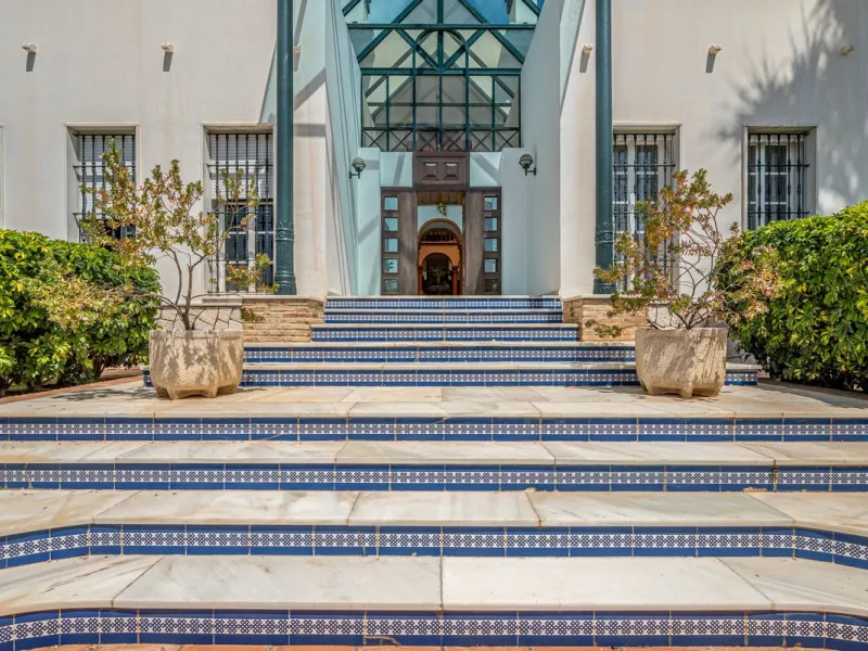 Magnificent Villa for sale with pool and private garden very close to the beach near the Puerto Marina in Benalmádena Costa. It is a villa with personality and its own style. Contemporary architecture on the outside joins with the Andalusian style  to enj