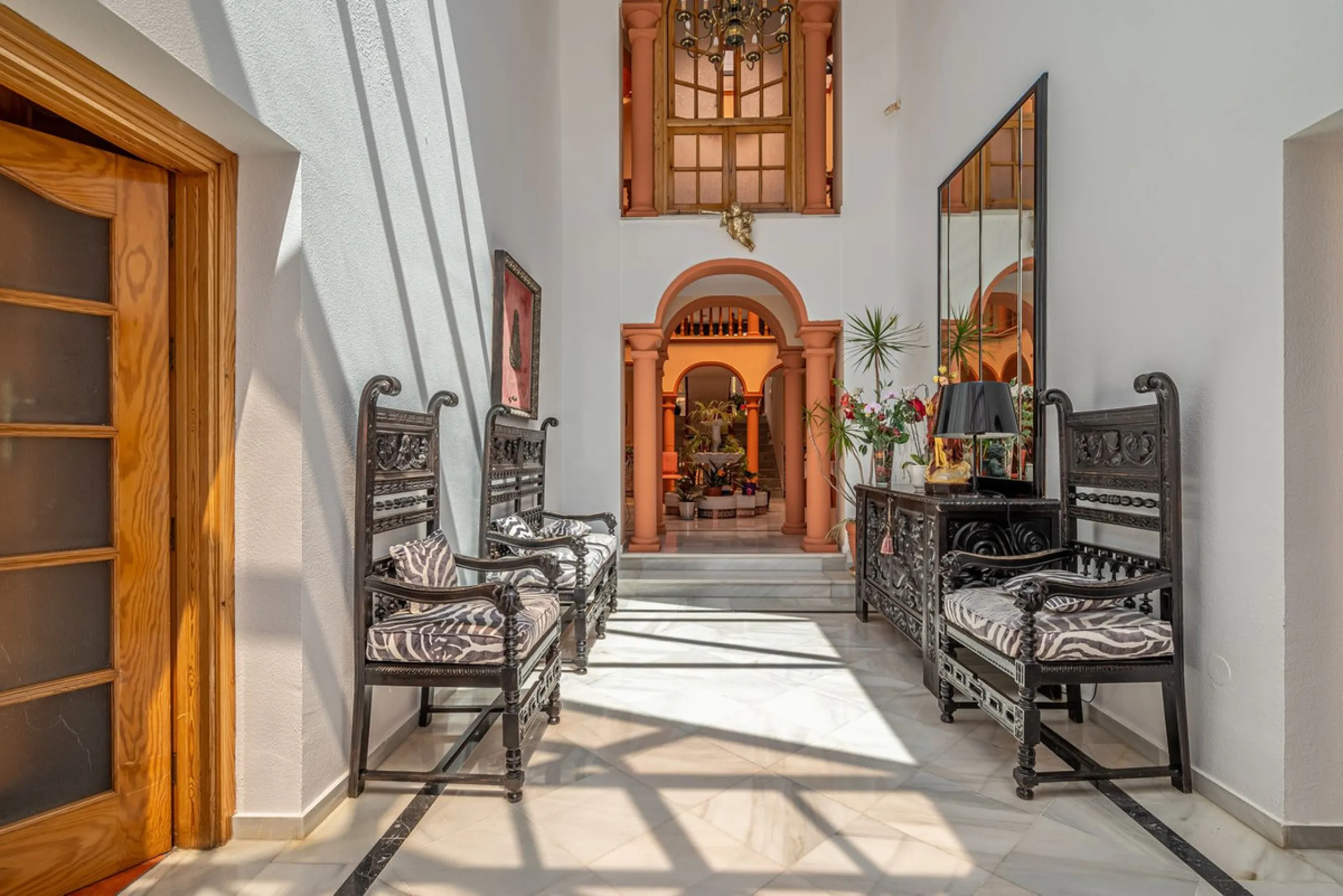 Magnificent Villa for sale with pool and private garden very close to the beach near the Puerto Marina in Benalmádena Costa. It is a villa with personality and its own style. Contemporary architecture on the outside joins with the Andalusian style  to enj