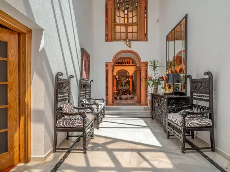 Magnificent Villa for sale with pool and private garden very close to the beach near the Puerto Marina in Benalmádena Costa. It is a villa with personality and its own style. Contemporary architecture on the outside joins with the Andalusian style  to enj