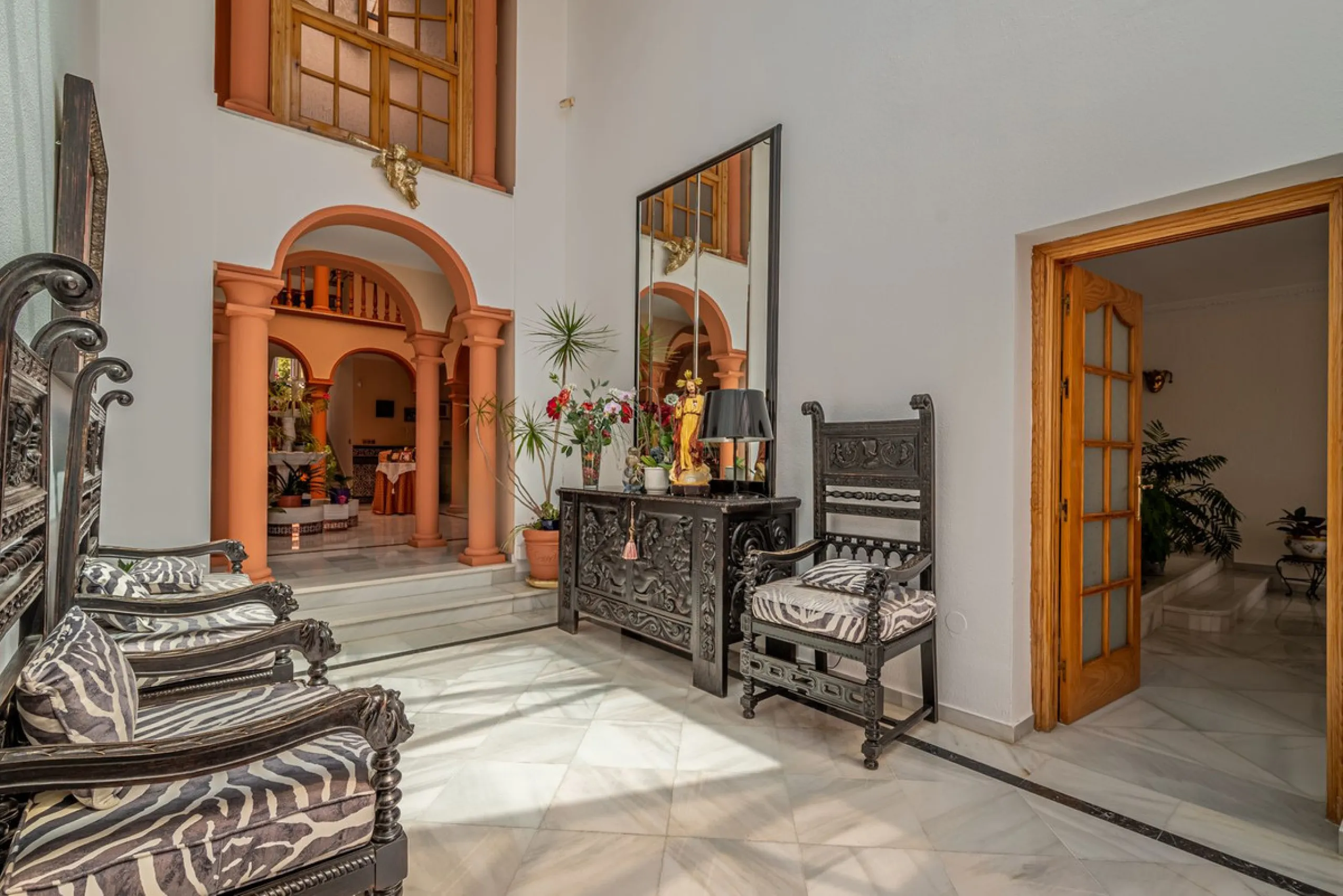 Magnificent Villa for sale with pool and private garden very close to the beach near the Puerto Marina in Benalmádena Costa. It is a villa with personality and its own style. Contemporary architecture on the outside joins with the Andalusian style  to enj