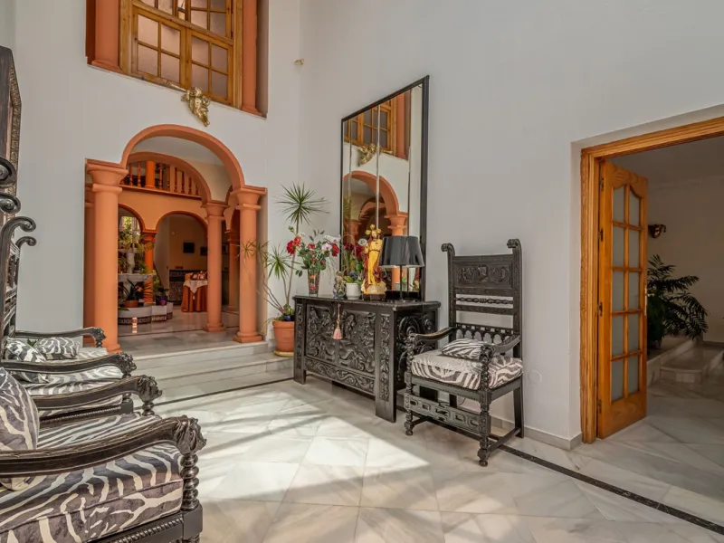 Magnificent Villa for sale with pool and private garden very close to the beach near the Puerto Marina in Benalmádena Costa. It is a villa with personality and its own style. Contemporary architecture on the outside joins with the Andalusian style  to enj