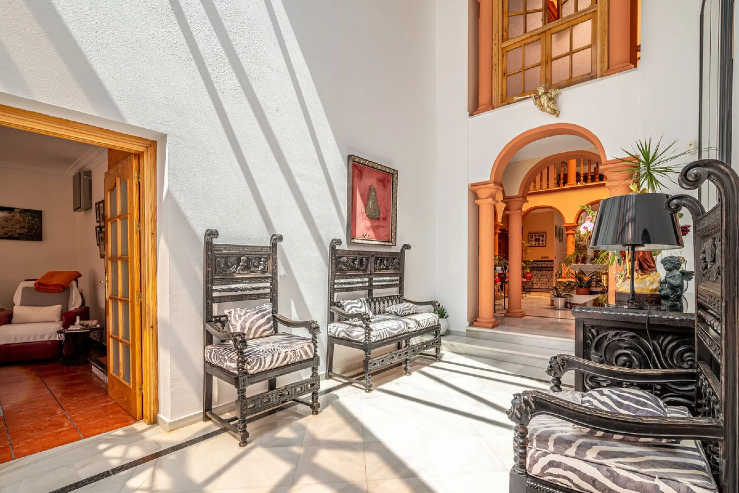 Magnificent Villa for sale with pool and private garden very close to the beach near the Puerto Marina in Benalmádena Costa. It is a villa with personality and its own style. Contemporary architecture on the outside joins with the Andalusian style  to enj