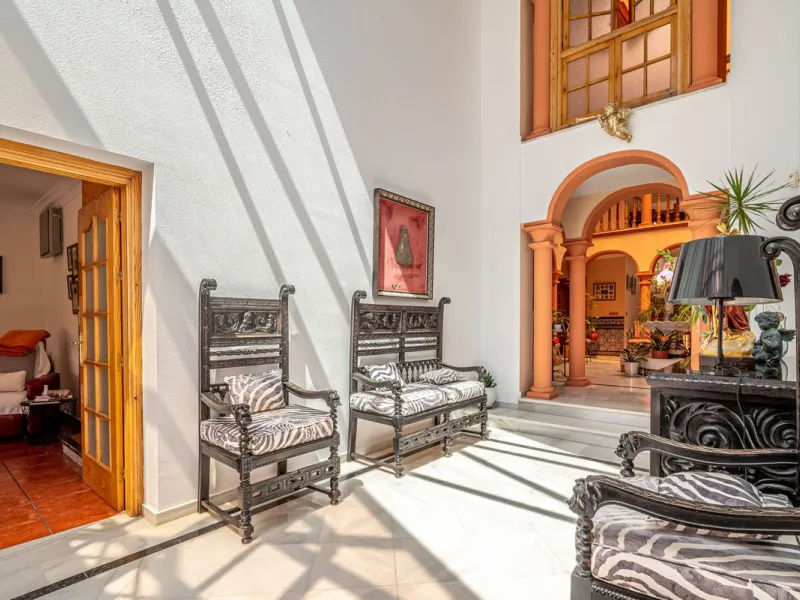 Magnificent Villa for sale with pool and private garden very close to the beach near the Puerto Marina in Benalmádena Costa. It is a villa with personality and its own style. Contemporary architecture on the outside joins with the Andalusian style  to enj