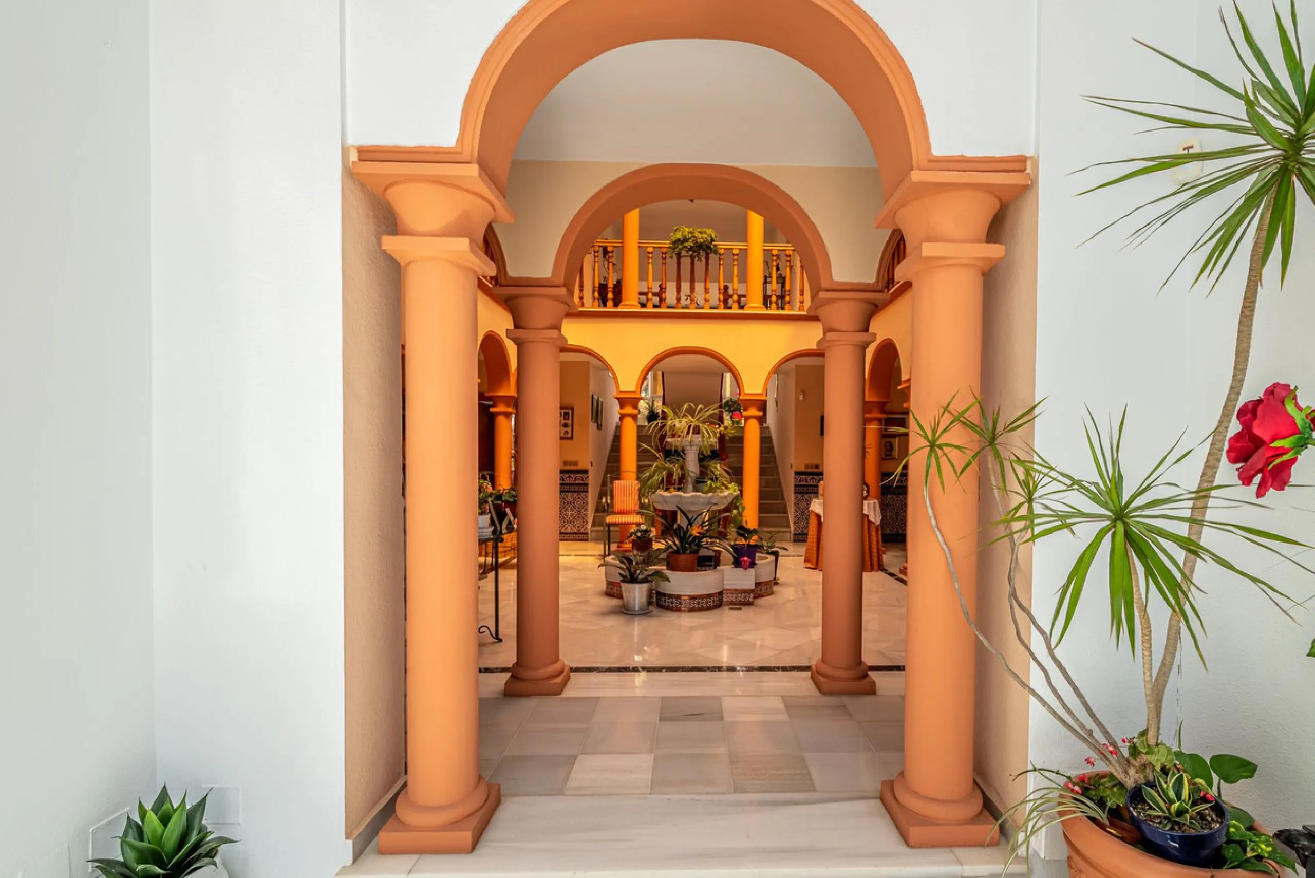 Magnificent Villa for sale with pool and private garden very close to the beach near the Puerto Marina in Benalmádena Costa. It is a villa with personality and its own style. Contemporary architecture on the outside joins with the Andalusian style  to enj