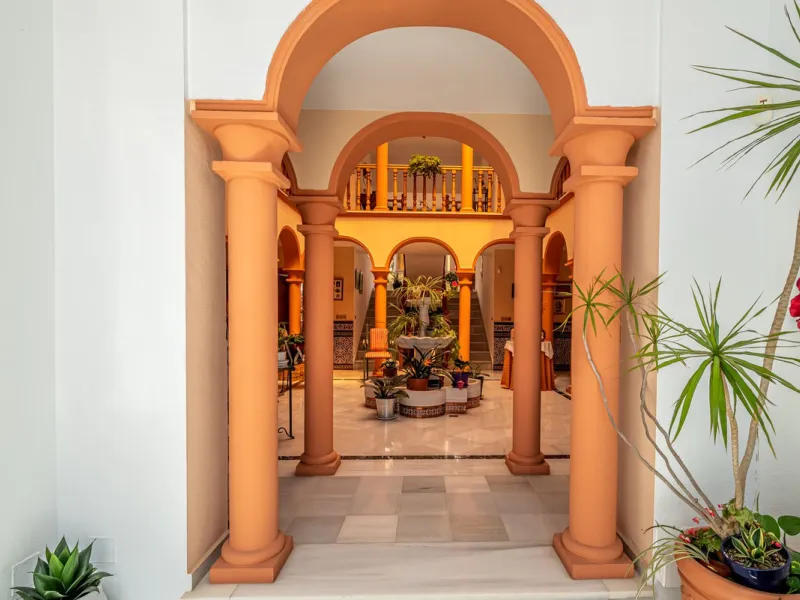 Magnificent Villa for sale with pool and private garden very close to the beach near the Puerto Marina in Benalmádena Costa. It is a villa with personality and its own style. Contemporary architecture on the outside joins with the Andalusian style  to enj