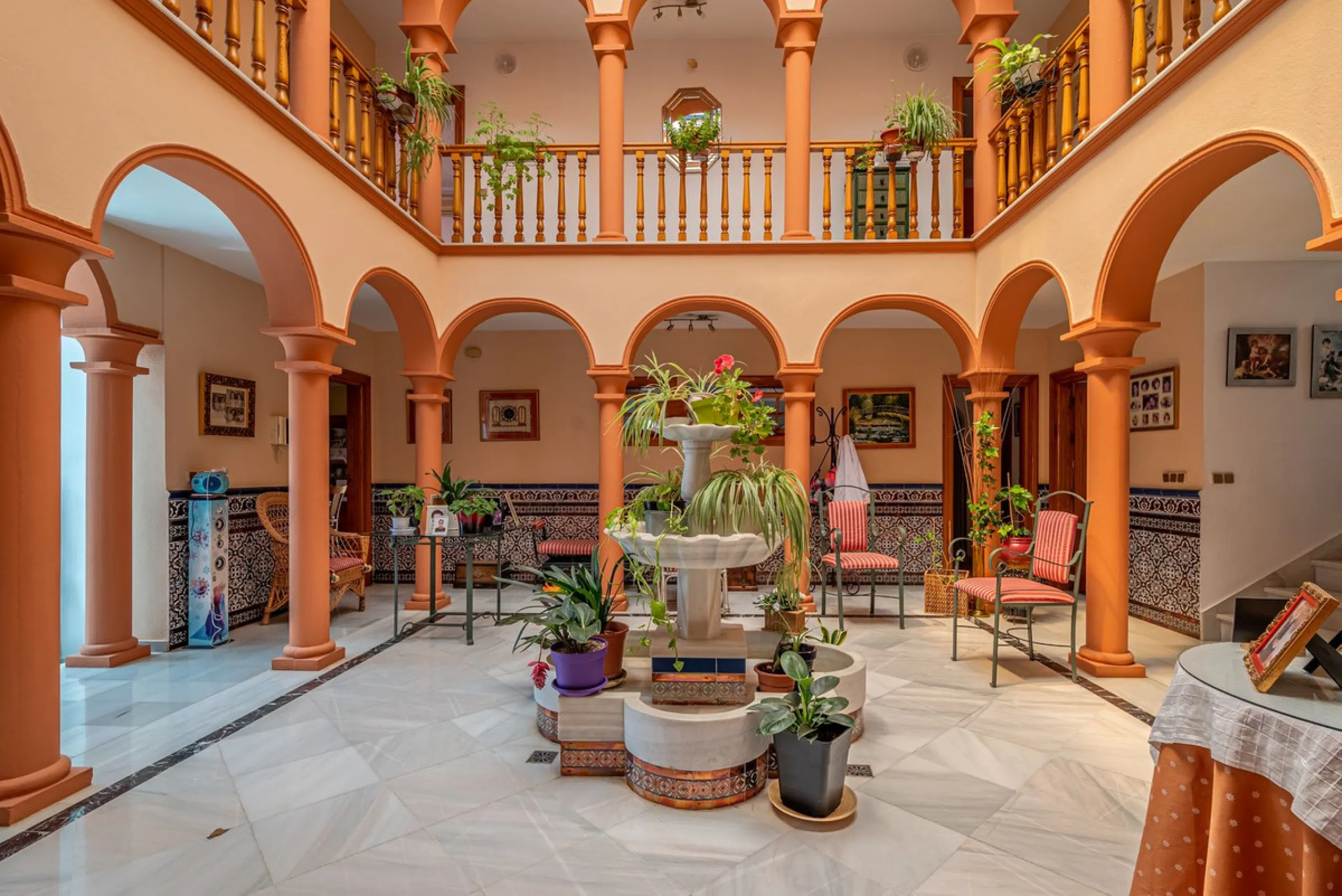 Magnificent Villa for sale with pool and private garden very close to the beach near the Puerto Marina in Benalmádena Costa. It is a villa with personality and its own style. Contemporary architecture on the outside joins with the Andalusian style  to enj