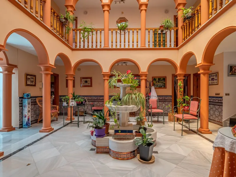 Magnificent Villa for sale with pool and private garden very close to the beach near the Puerto Marina in Benalmádena Costa. It is a villa with personality and its own style. Contemporary architecture on the outside joins with the Andalusian style  to enj