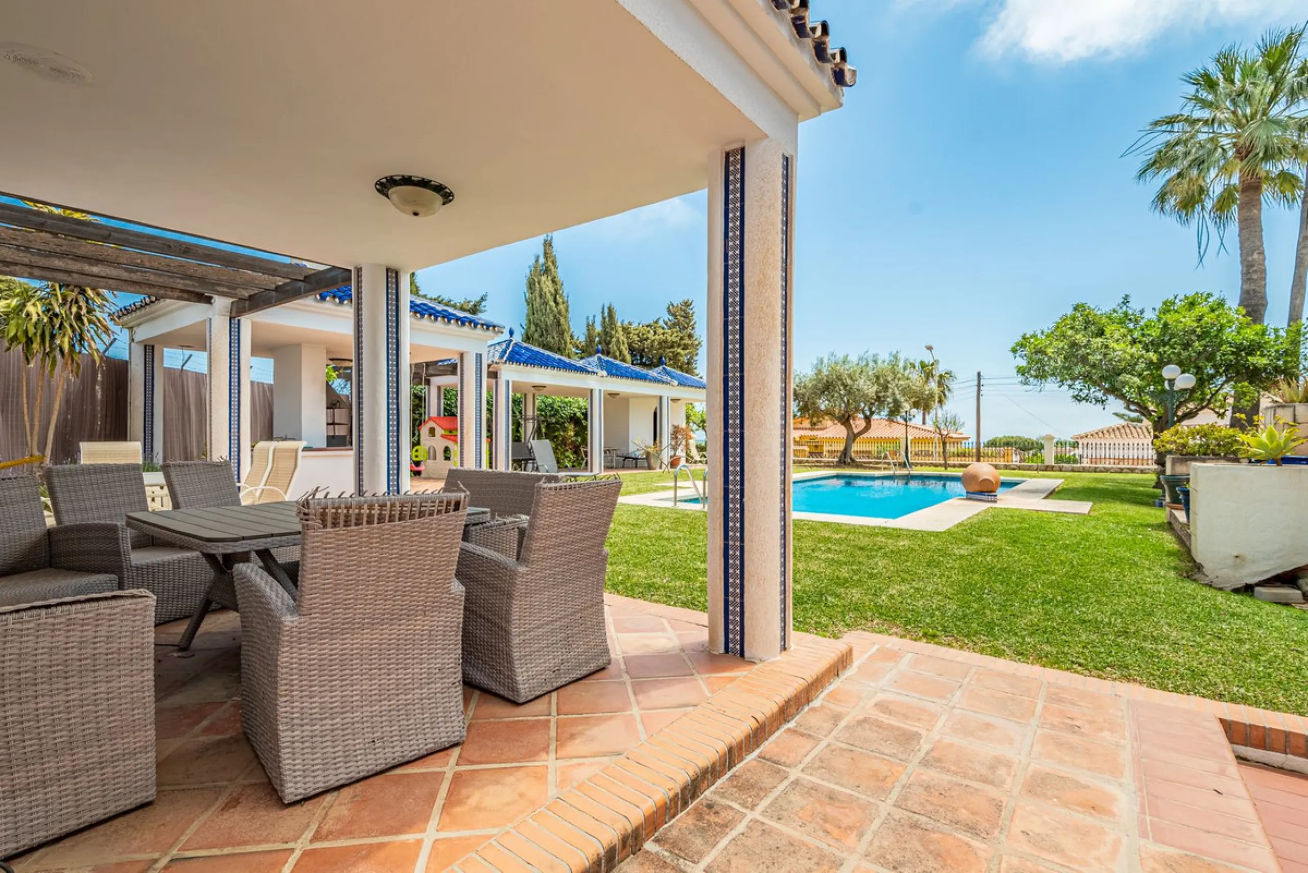 Magnificent Villa for sale with pool and private garden very close to the beach near the Puerto Marina in Benalmádena Costa. It is a villa with personality and its own style. Contemporary architecture on the outside joins with the Andalusian style  to enj