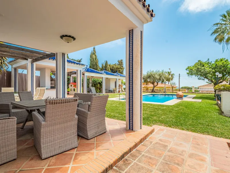 Magnificent Villa for sale with pool and private garden very close to the beach near the Puerto Marina in Benalmádena Costa. It is a villa with personality and its own style. Contemporary architecture on the outside joins with the Andalusian style  to enj