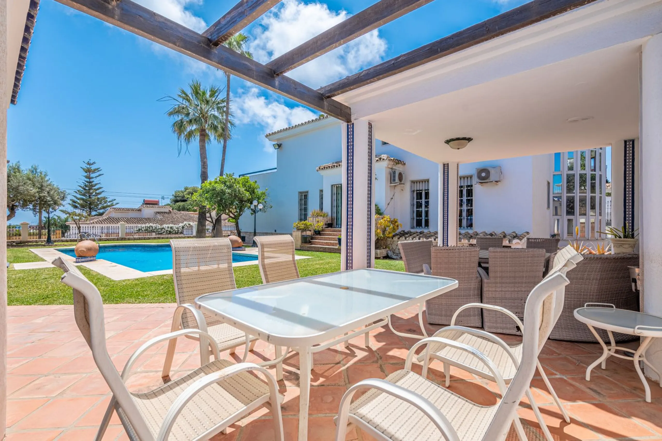 Magnificent Villa for sale with pool and private garden very close to the beach near the Puerto Marina in Benalmádena Costa. It is a villa with personality and its own style. Contemporary architecture on the outside joins with the Andalusian style  to enj