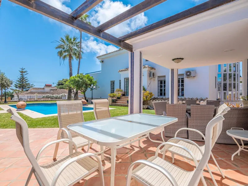 Magnificent Villa for sale with pool and private garden very close to the beach near the Puerto Marina in Benalmádena Costa. It is a villa with personality and its own style. Contemporary architecture on the outside joins with the Andalusian style  to enj