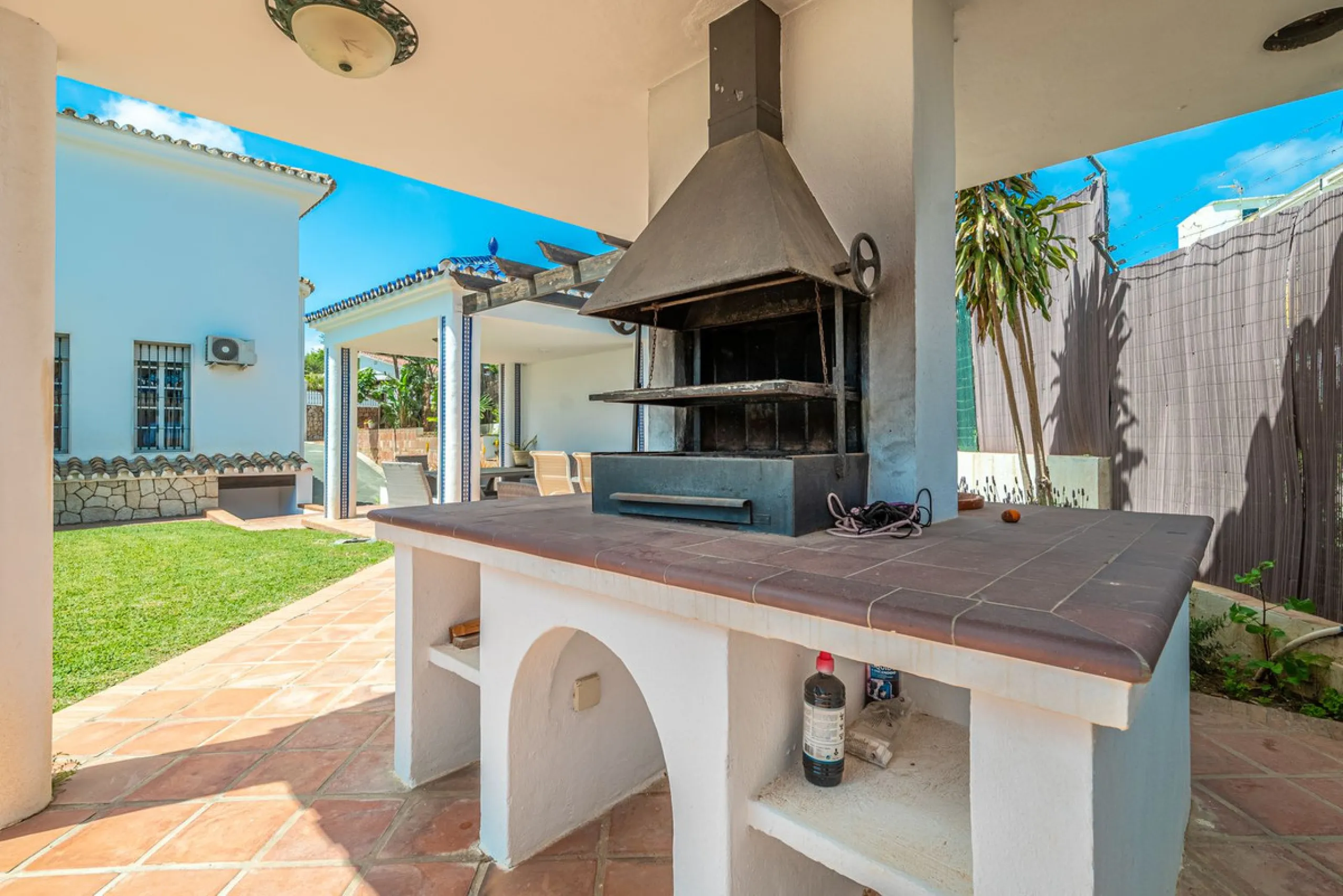Magnificent Villa for sale with pool and private garden very close to the beach near the Puerto Marina in Benalmádena Costa. It is a villa with personality and its own style. Contemporary architecture on the outside joins with the Andalusian style  to enj