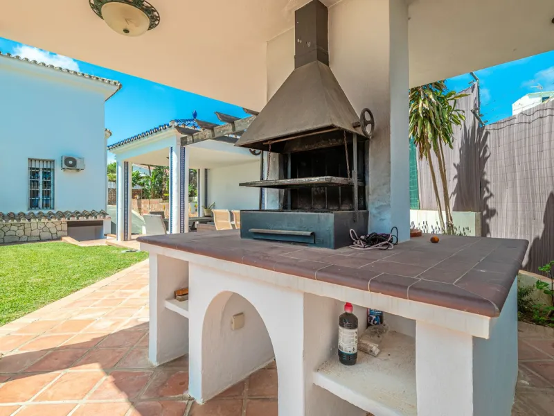 Magnificent Villa for sale with pool and private garden very close to the beach near the Puerto Marina in Benalmádena Costa. It is a villa with personality and its own style. Contemporary architecture on the outside joins with the Andalusian style  to enj