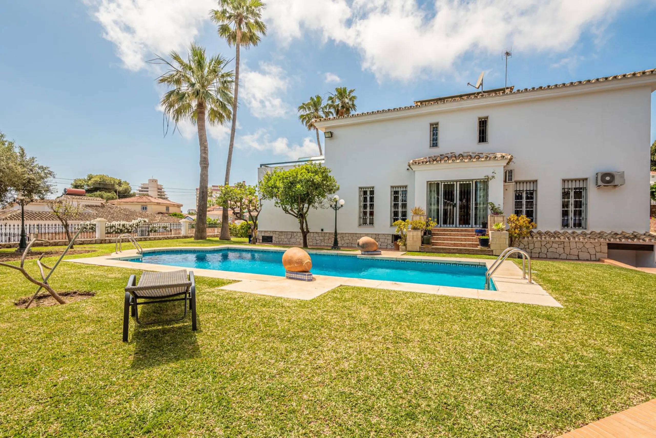 Magnificent Villa for sale with pool and private garden very close to the beach near the Puerto Marina in Benalmádena Costa. It is a villa with personality and its own style. Contemporary architecture on the outside joins with the Andalusian style  to enj
