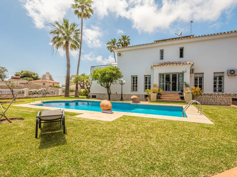Magnificent Villa for sale with pool and private garden very close to the beach near the Puerto Marina in Benalmádena Costa. It is a villa with personality and its own style. Contemporary architecture on the outside joins with the Andalusian style  to enj