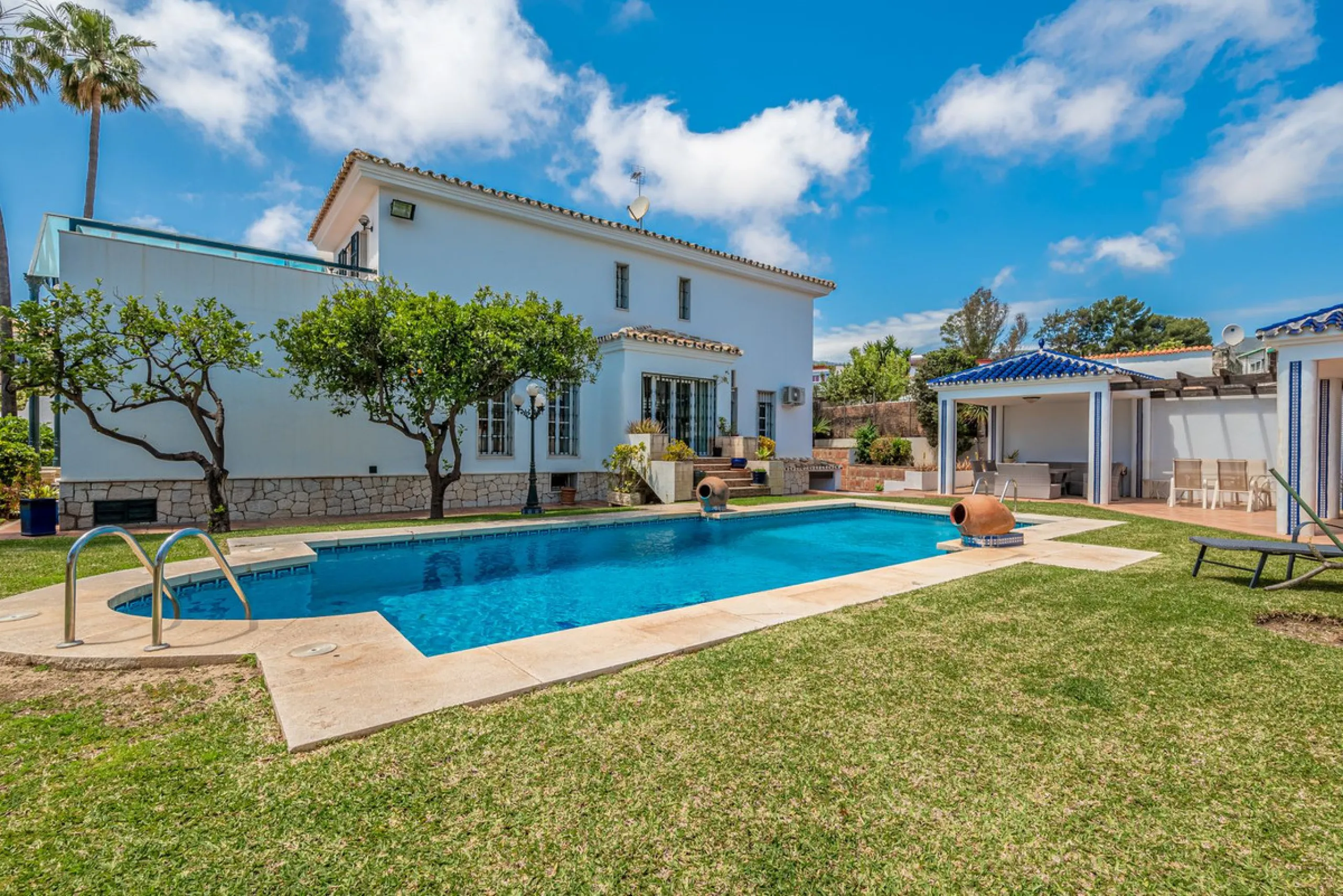 Magnificent Villa for sale with pool and private garden very close to the beach near the Puerto Marina in Benalmádena Costa. It is a villa with personality and its own style. Contemporary architecture on the outside joins with the Andalusian style  to enj