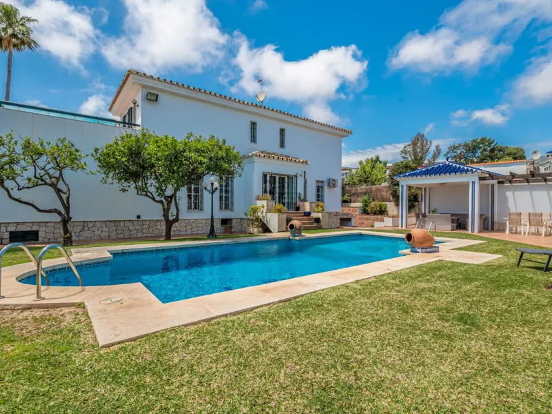 Magnificent Villa for sale with pool and private garden very close to the beach near the Puerto Marina in Benalmádena Costa. It is a villa with personality and its own style. Contemporary architecture on the outside joins with the Andalusian style  to enj