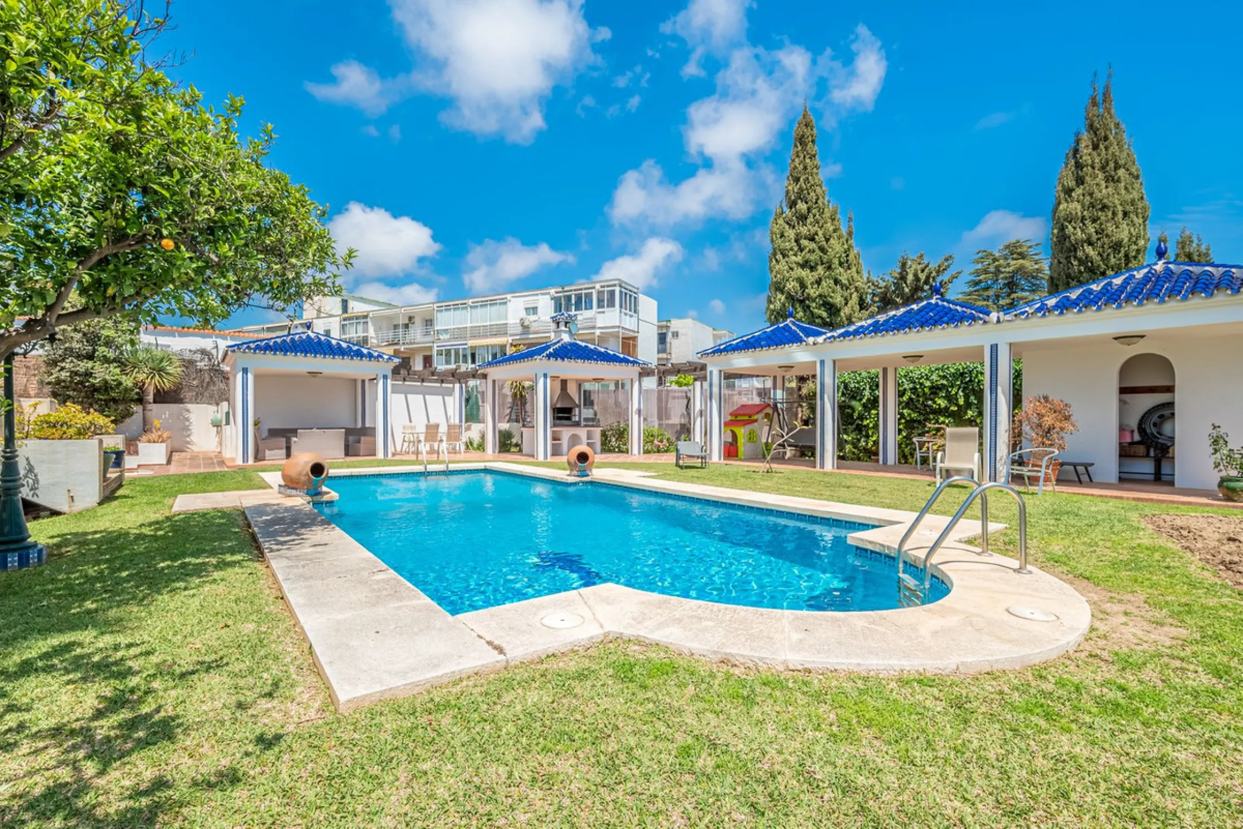 Magnificent Villa for sale with pool and private garden very close to the beach near the Puerto Marina in Benalmádena Costa. It is a villa with personality and its own style. Contemporary architecture on the outside joins with the Andalusian style  to enj