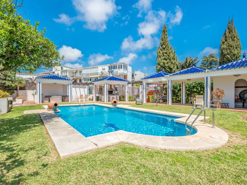 Magnificent Villa for sale with pool and private garden very close to the beach near the Puerto Marina in Benalmádena Costa. It is a villa with personality and its own style. Contemporary architecture on the outside joins with the Andalusian style  to enj