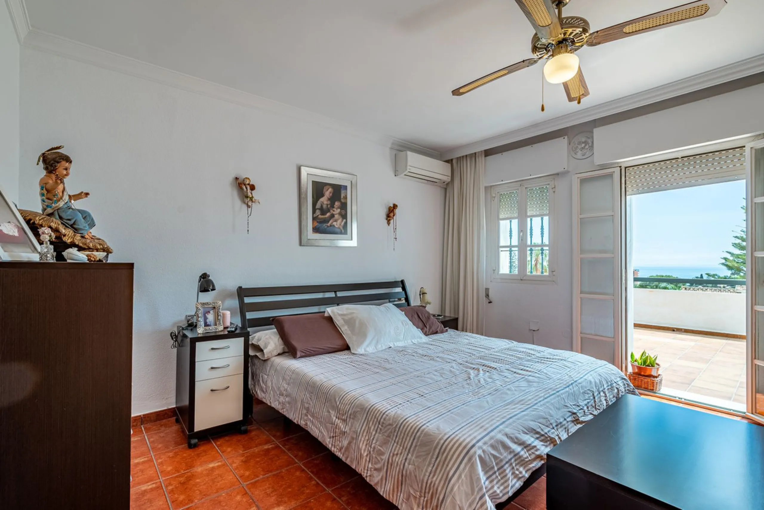 Magnificent Villa for sale with pool and private garden very close to the beach near the Puerto Marina in Benalmádena Costa. It is a villa with personality and its own style. Contemporary architecture on the outside joins with the Andalusian style  to enj