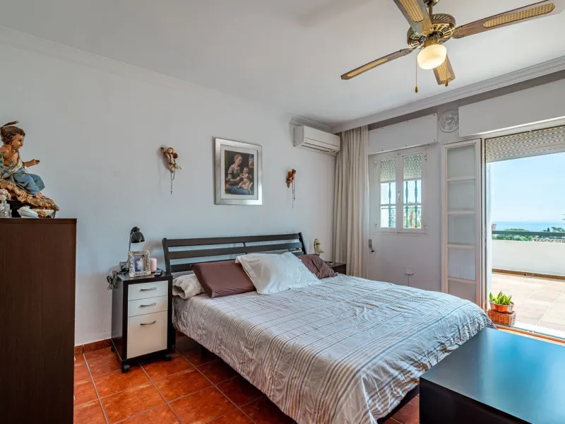 Magnificent Villa for sale with pool and private garden very close to the beach near the Puerto Marina in Benalmádena Costa. It is a villa with personality and its own style. Contemporary architecture on the outside joins with the Andalusian style  to enj