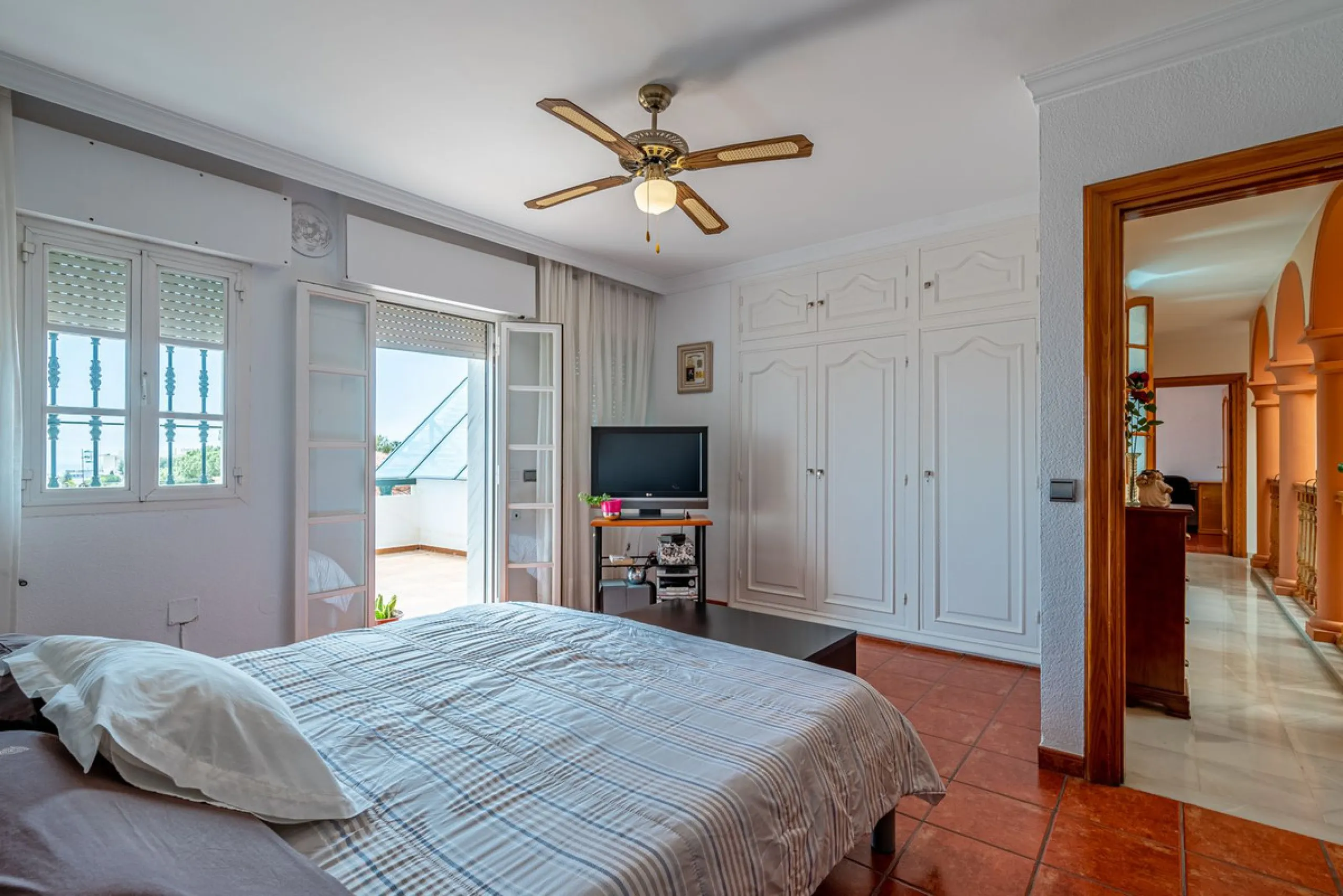 Magnificent Villa for sale with pool and private garden very close to the beach near the Puerto Marina in Benalmádena Costa. It is a villa with personality and its own style. Contemporary architecture on the outside joins with the Andalusian style  to enj
