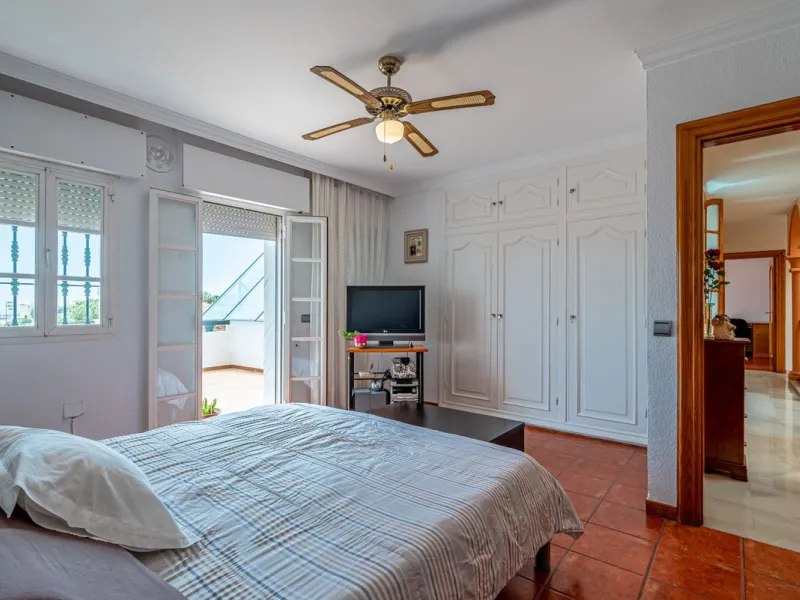 Magnificent Villa for sale with pool and private garden very close to the beach near the Puerto Marina in Benalmádena Costa. It is a villa with personality and its own style. Contemporary architecture on the outside joins with the Andalusian style  to enj