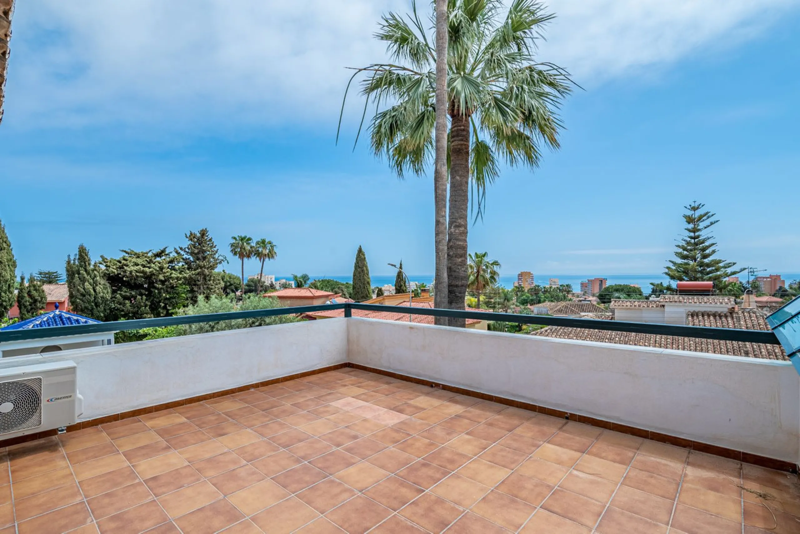 Magnificent Villa for sale with pool and private garden very close to the beach near the Puerto Marina in Benalmádena Costa. It is a villa with personality and its own style. Contemporary architecture on the outside joins with the Andalusian style  to enj