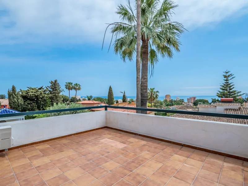 Magnificent Villa for sale with pool and private garden very close to the beach near the Puerto Marina in Benalmádena Costa. It is a villa with personality and its own style. Contemporary architecture on the outside joins with the Andalusian style  to enj