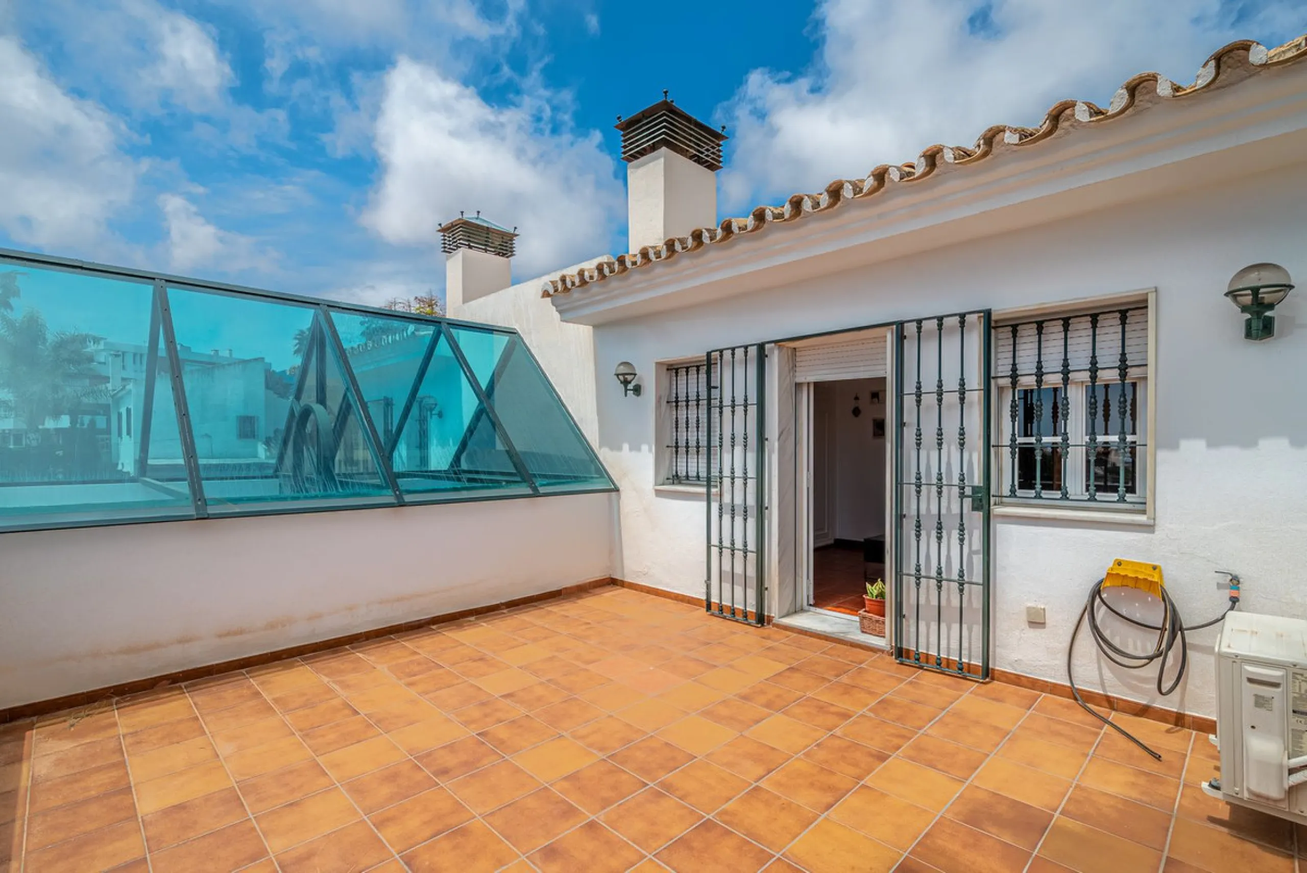 Magnificent Villa for sale with pool and private garden very close to the beach near the Puerto Marina in Benalmádena Costa. It is a villa with personality and its own style. Contemporary architecture on the outside joins with the Andalusian style  to enj