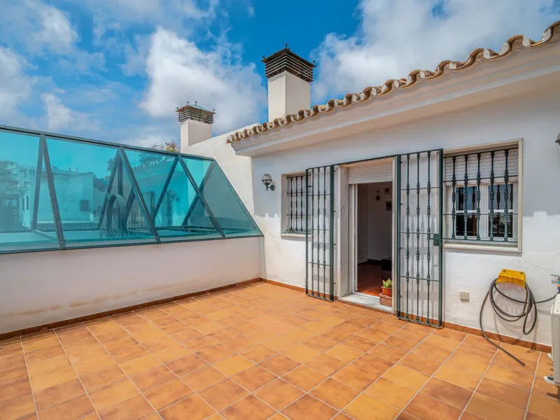 Magnificent Villa for sale with pool and private garden very close to the beach near the Puerto Marina in Benalmádena Costa. It is a villa with personality and its own style. Contemporary architecture on the outside joins with the Andalusian style  to enj