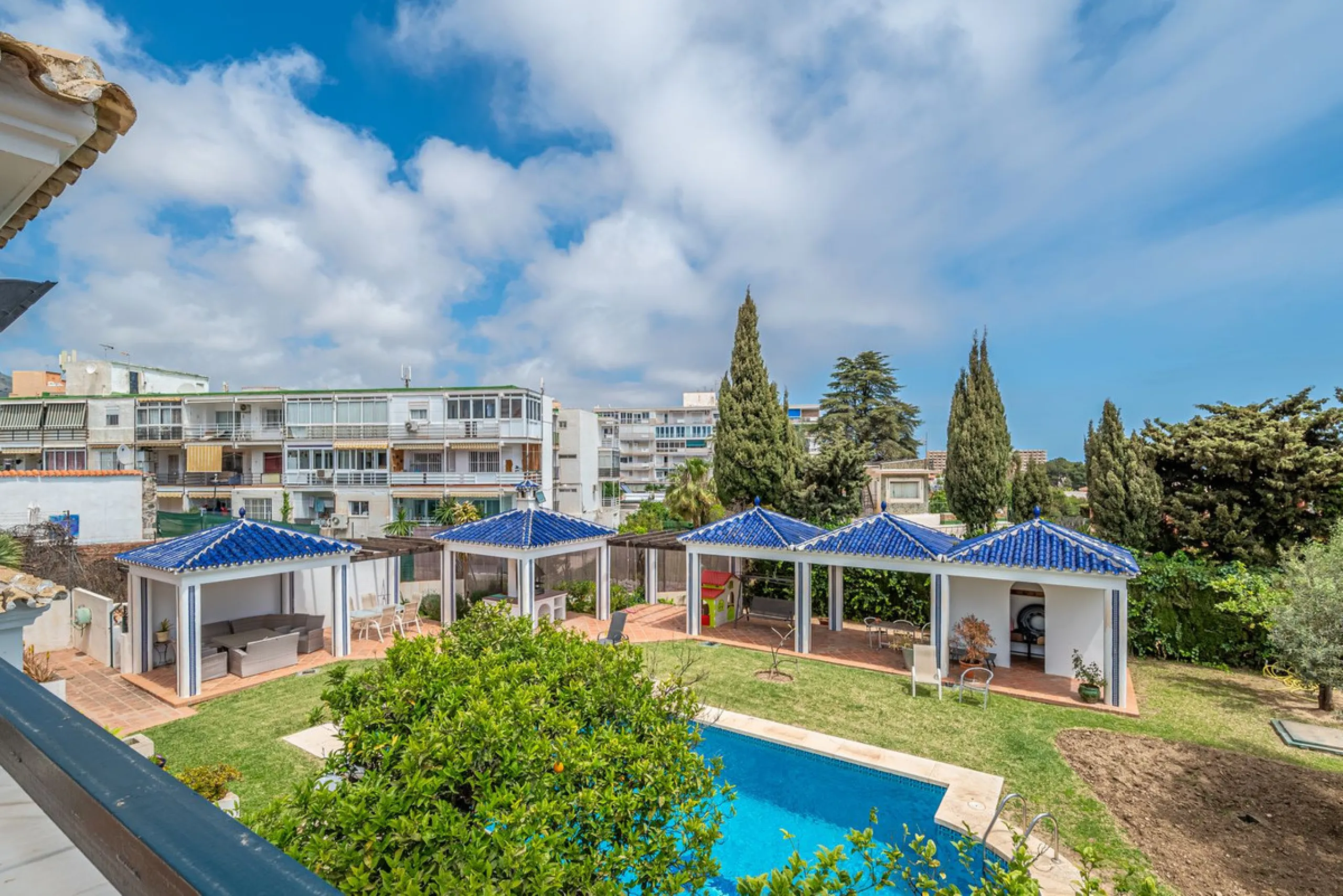 Magnificent Villa for sale with pool and private garden very close to the beach near the Puerto Marina in Benalmádena Costa. It is a villa with personality and its own style. Contemporary architecture on the outside joins with the Andalusian style  to enj