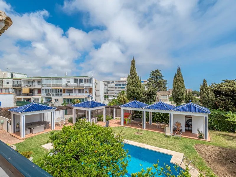 Magnificent Villa for sale with pool and private garden very close to the beach near the Puerto Marina in Benalmádena Costa. It is a villa with personality and its own style. Contemporary architecture on the outside joins with the Andalusian style  to enj