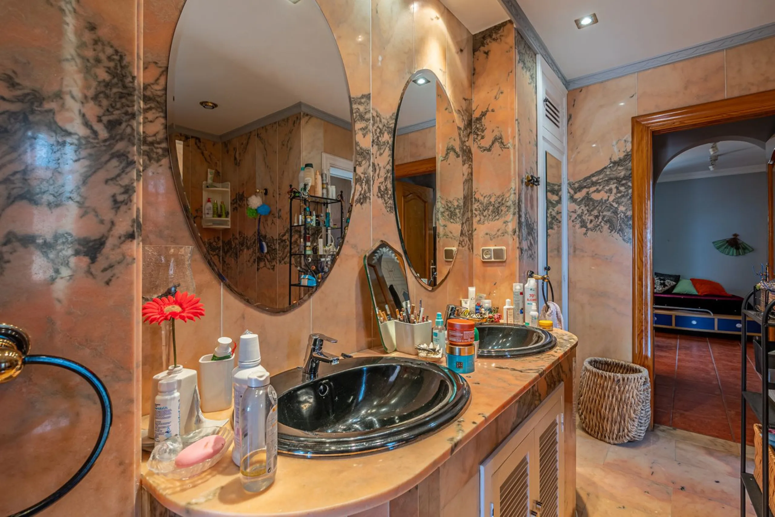 Magnificent Villa for sale with pool and private garden very close to the beach near the Puerto Marina in Benalmádena Costa. It is a villa with personality and its own style. Contemporary architecture on the outside joins with the Andalusian style  to enj