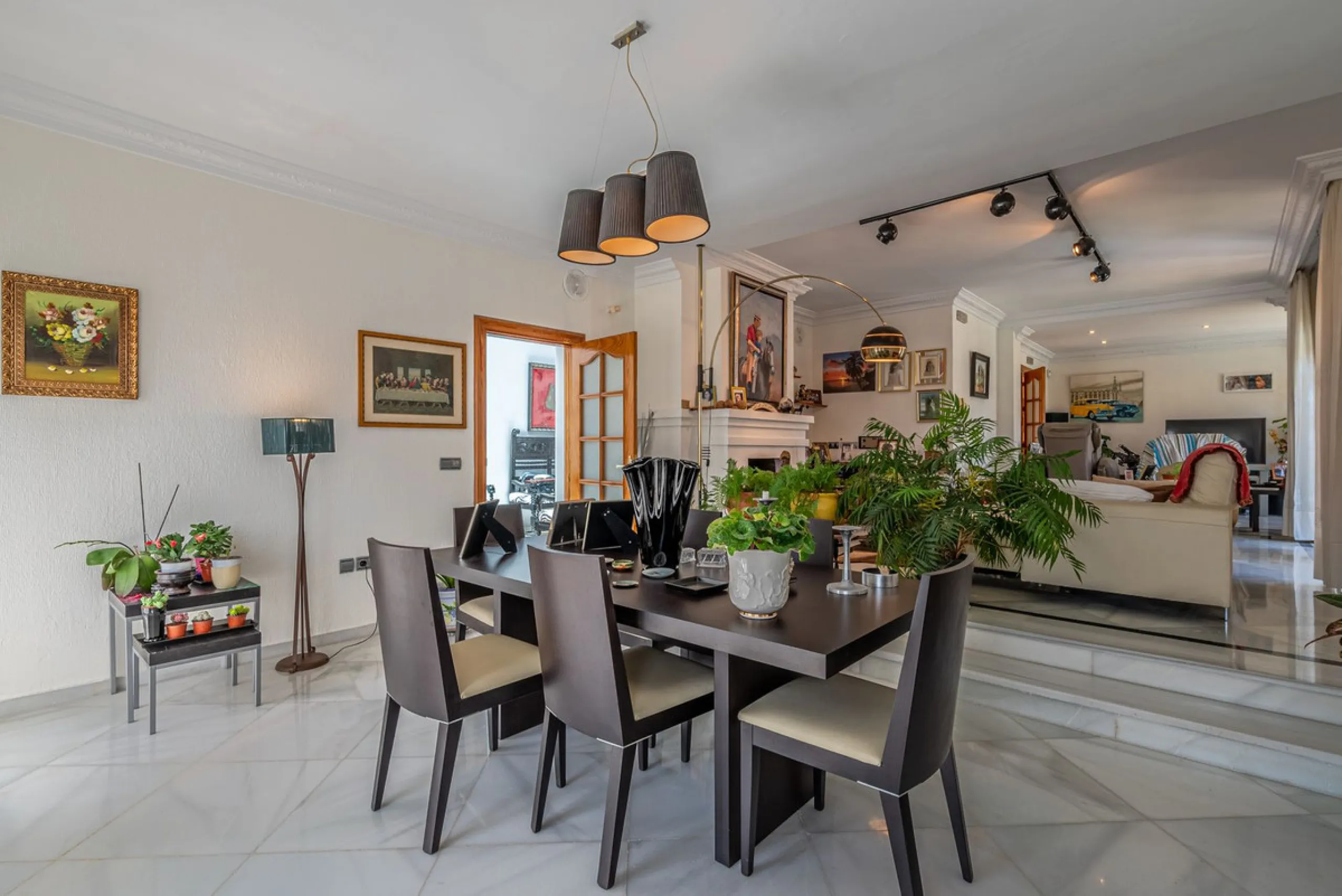 Magnificent Villa for sale with pool and private garden very close to the beach near the Puerto Marina in Benalmádena Costa. It is a villa with personality and its own style. Contemporary architecture on the outside joins with the Andalusian style  to enj