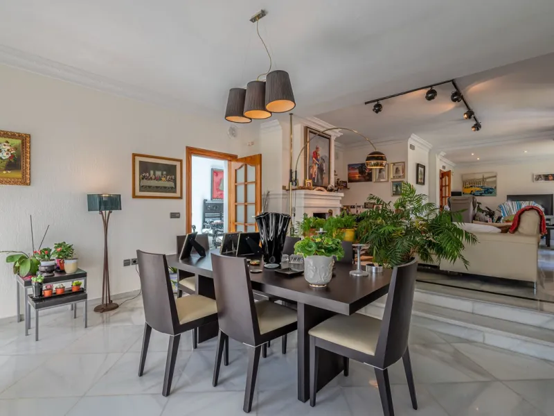 Magnificent Villa for sale with pool and private garden very close to the beach near the Puerto Marina in Benalmádena Costa. It is a villa with personality and its own style. Contemporary architecture on the outside joins with the Andalusian style  to enj