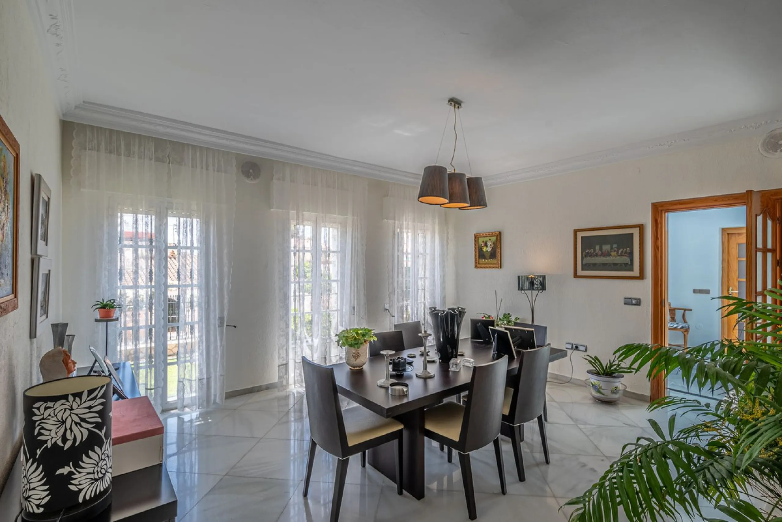 Magnificent Villa for sale with pool and private garden very close to the beach near the Puerto Marina in Benalmádena Costa. It is a villa with personality and its own style. Contemporary architecture on the outside joins with the Andalusian style  to enj