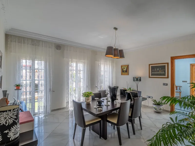 Magnificent Villa for sale with pool and private garden very close to the beach near the Puerto Marina in Benalmádena Costa. It is a villa with personality and its own style. Contemporary architecture on the outside joins with the Andalusian style  to enj