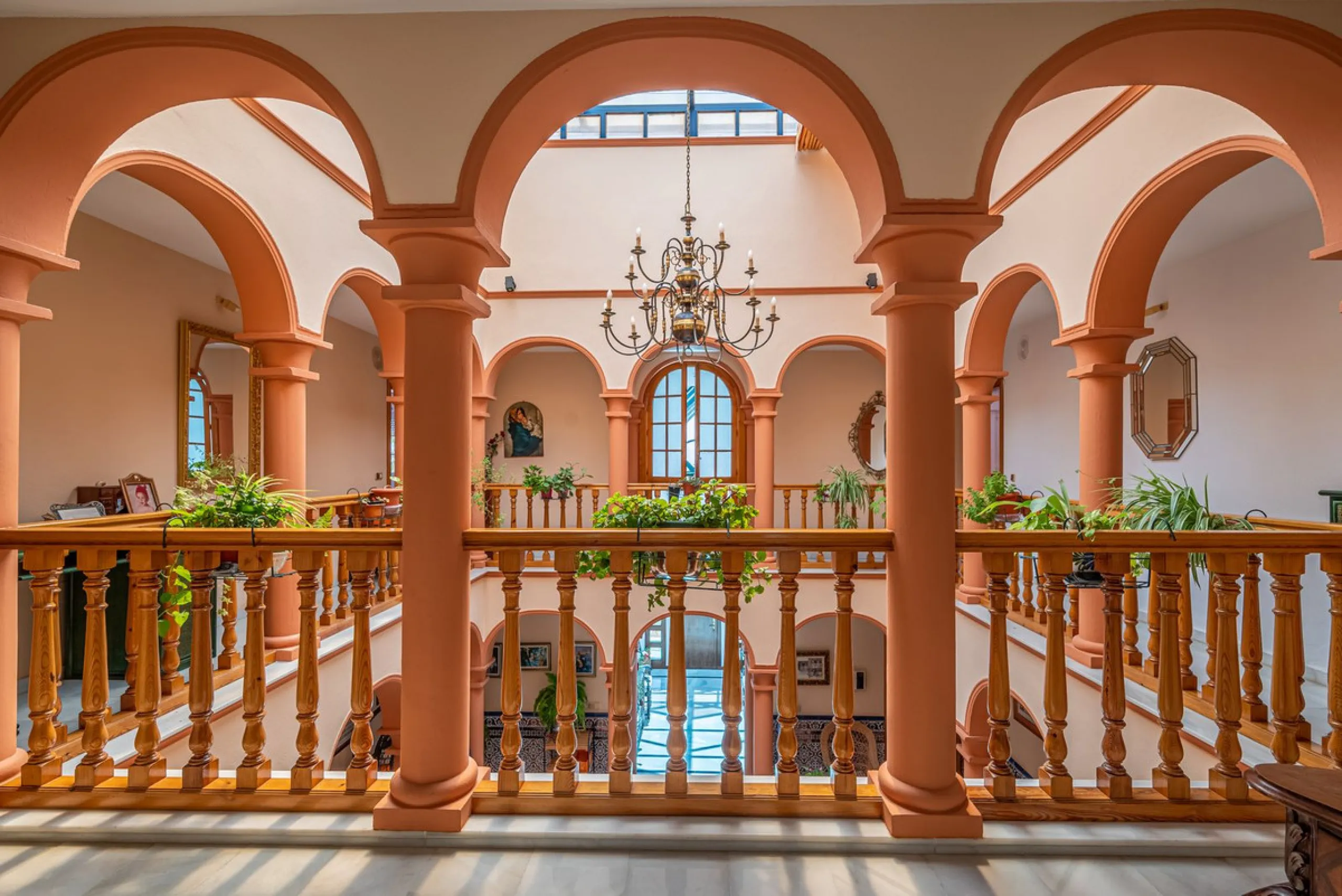 Magnificent Villa for sale with pool and private garden very close to the beach near the Puerto Marina in Benalmádena Costa. It is a villa with personality and its own style. Contemporary architecture on the outside joins with the Andalusian style  to enj