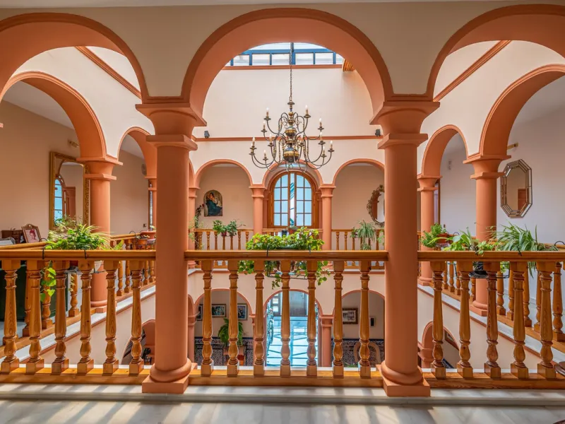 Magnificent Villa for sale with pool and private garden very close to the beach near the Puerto Marina in Benalmádena Costa. It is a villa with personality and its own style. Contemporary architecture on the outside joins with the Andalusian style  to enj