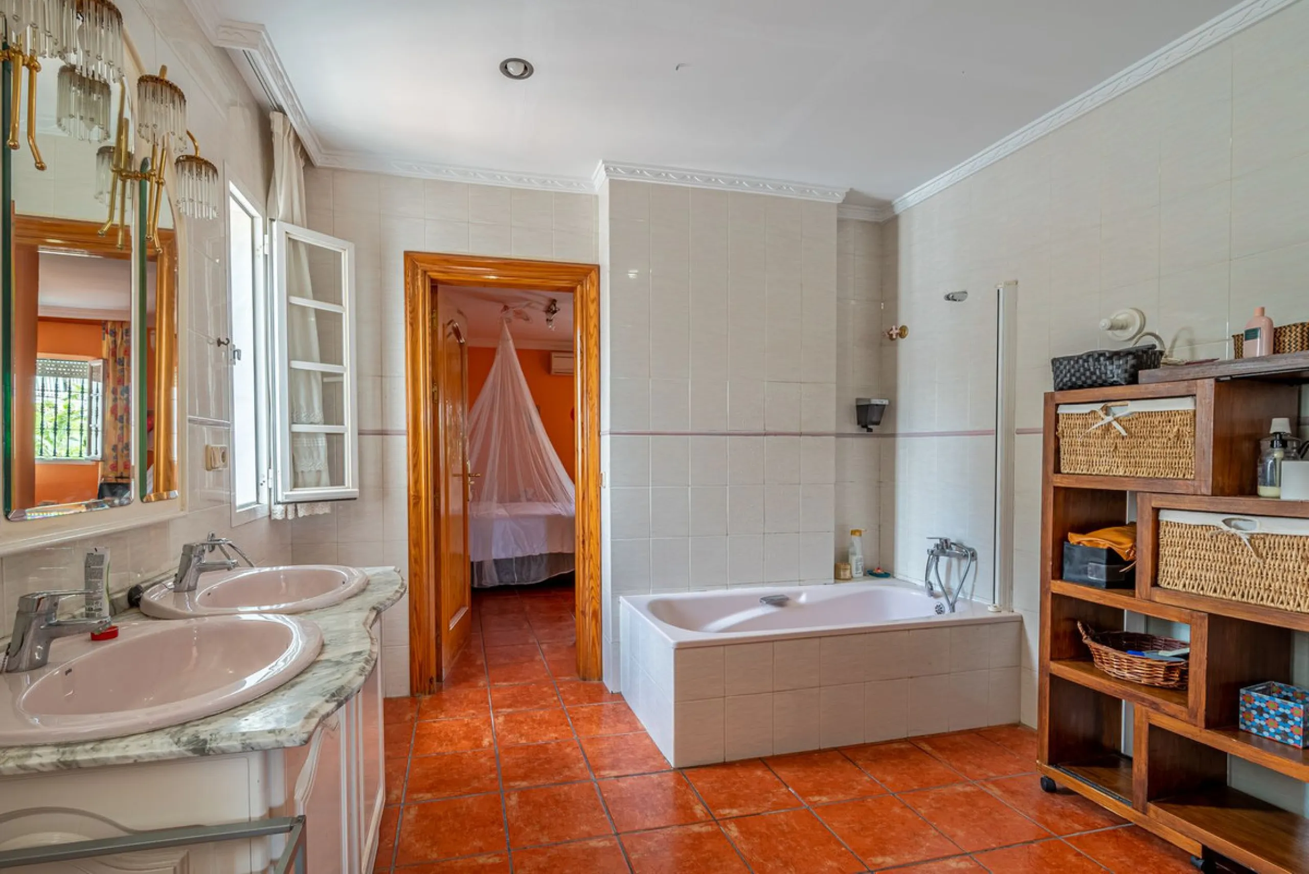 Magnificent Villa for sale with pool and private garden very close to the beach near the Puerto Marina in Benalmádena Costa. It is a villa with personality and its own style. Contemporary architecture on the outside joins with the Andalusian style  to enj