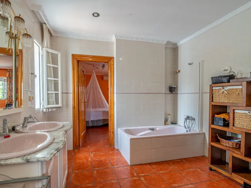 Magnificent Villa for sale with pool and private garden very close to the beach near the Puerto Marina in Benalmádena Costa. It is a villa with personality and its own style. Contemporary architecture on the outside joins with the Andalusian style  to enj