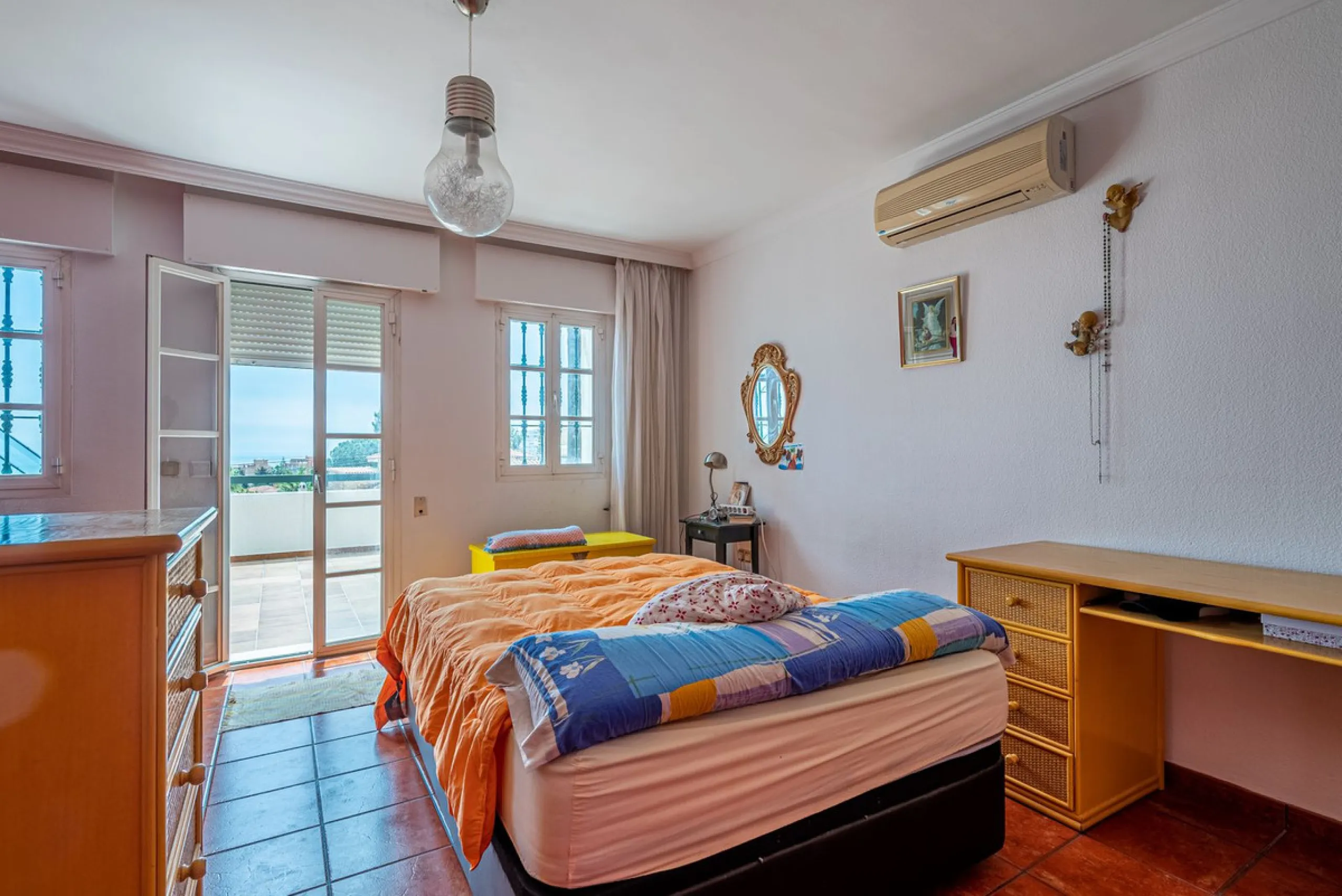 Magnificent Villa for sale with pool and private garden very close to the beach near the Puerto Marina in Benalmádena Costa. It is a villa with personality and its own style. Contemporary architecture on the outside joins with the Andalusian style  to enj