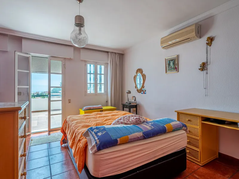 Magnificent Villa for sale with pool and private garden very close to the beach near the Puerto Marina in Benalmádena Costa. It is a villa with personality and its own style. Contemporary architecture on the outside joins with the Andalusian style  to enj