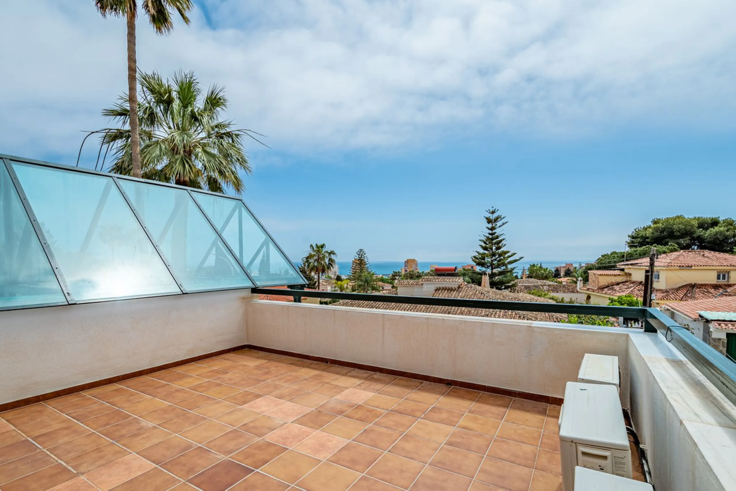 Magnificent Villa for sale with pool and private garden very close to the beach near the Puerto Marina in Benalmádena Costa. It is a villa with personality and its own style. Contemporary architecture on the outside joins with the Andalusian style  to enj