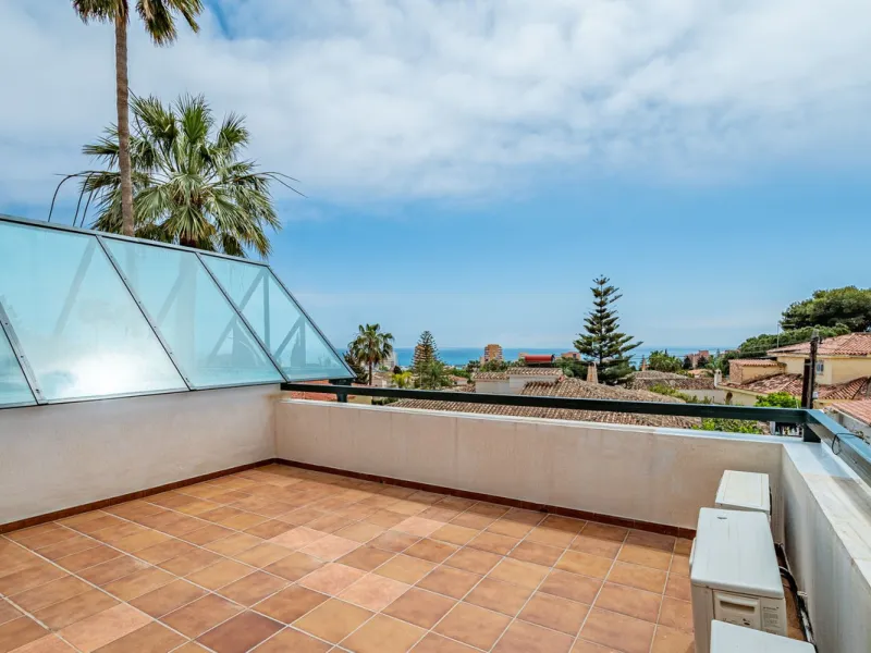 Magnificent Villa for sale with pool and private garden very close to the beach near the Puerto Marina in Benalmádena Costa. It is a villa with personality and its own style. Contemporary architecture on the outside joins with the Andalusian style  to enj