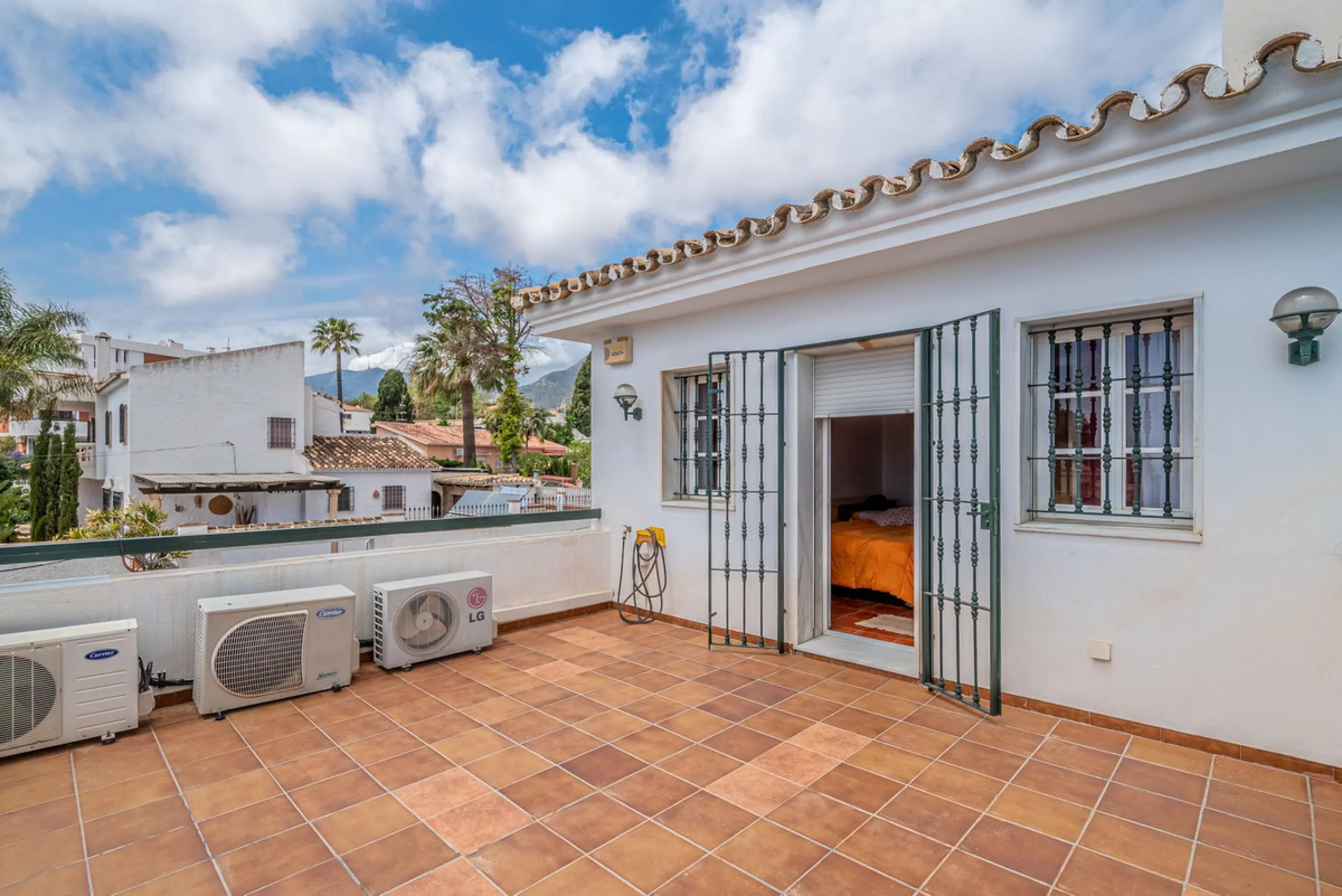 Magnificent Villa for sale with pool and private garden very close to the beach near the Puerto Marina in Benalmádena Costa. It is a villa with personality and its own style. Contemporary architecture on the outside joins with the Andalusian style  to enj