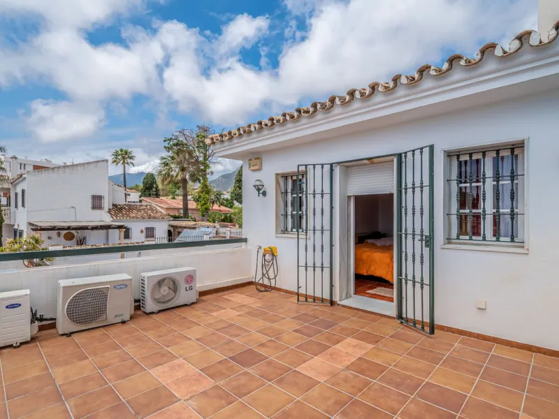 Magnificent Villa for sale with pool and private garden very close to the beach near the Puerto Marina in Benalmádena Costa. It is a villa with personality and its own style. Contemporary architecture on the outside joins with the Andalusian style  to enj