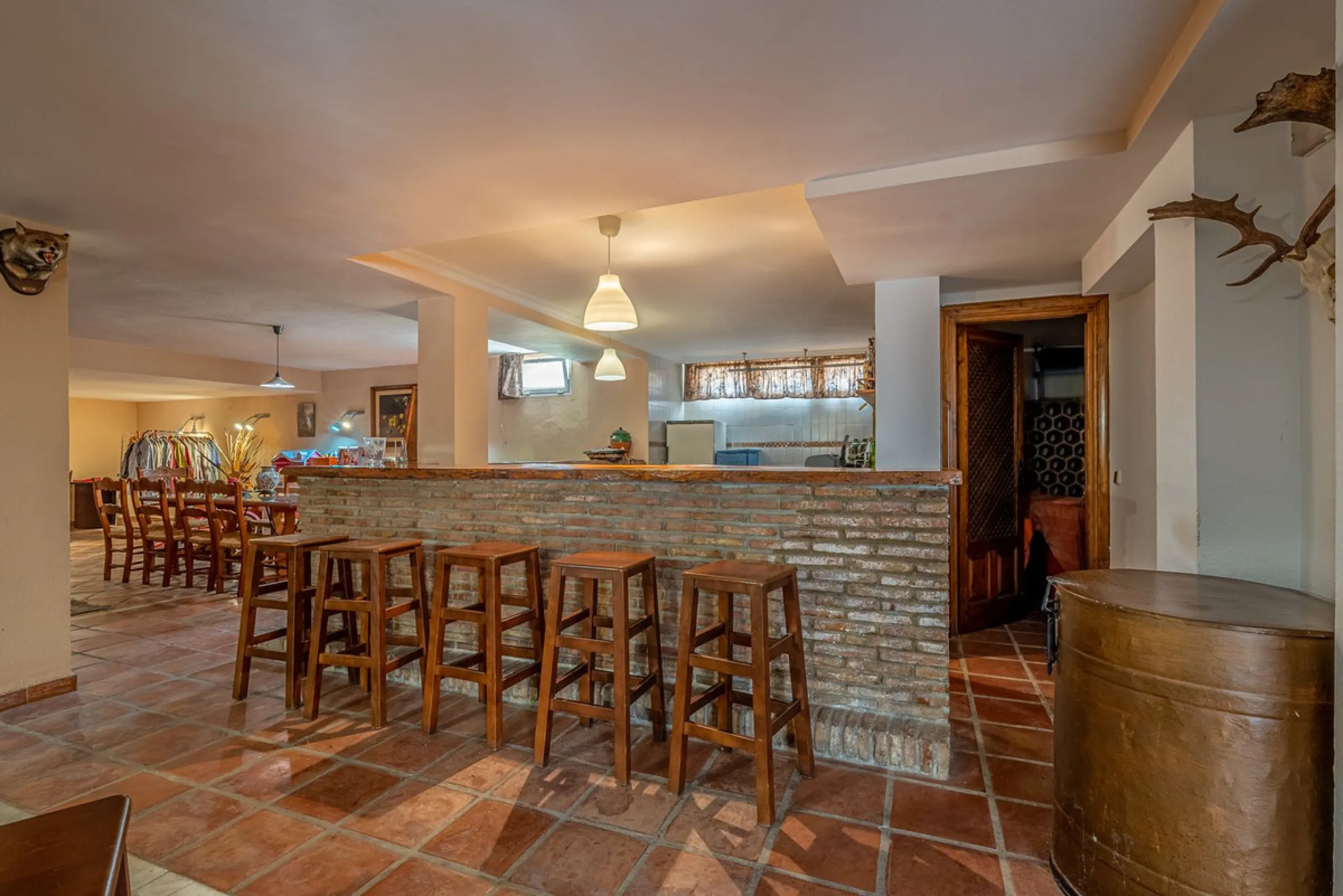 Magnificent Villa for sale with pool and private garden very close to the beach near the Puerto Marina in Benalmádena Costa. It is a villa with personality and its own style. Contemporary architecture on the outside joins with the Andalusian style  to enj