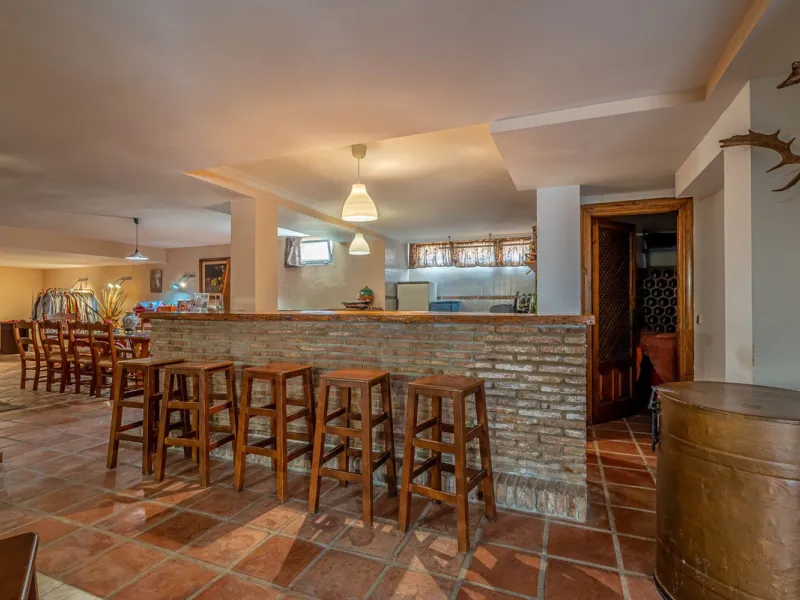 Magnificent Villa for sale with pool and private garden very close to the beach near the Puerto Marina in Benalmádena Costa. It is a villa with personality and its own style. Contemporary architecture on the outside joins with the Andalusian style  to enj